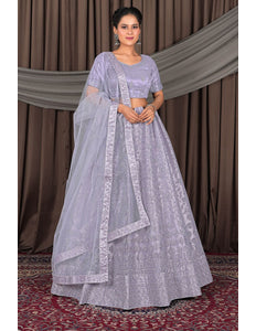 Woman wearing a light purple traditional outfit with a matching dupatta