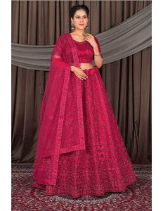 Woman wearing a rani traditional outfit with a dupatta